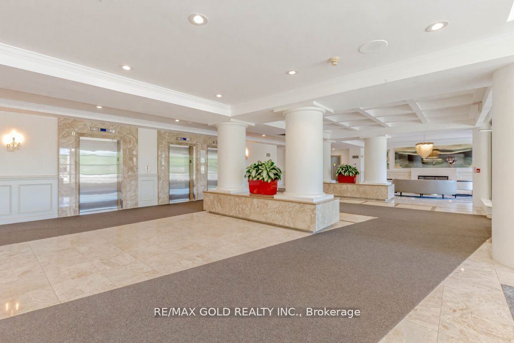 7 Townsgate Dr, #802