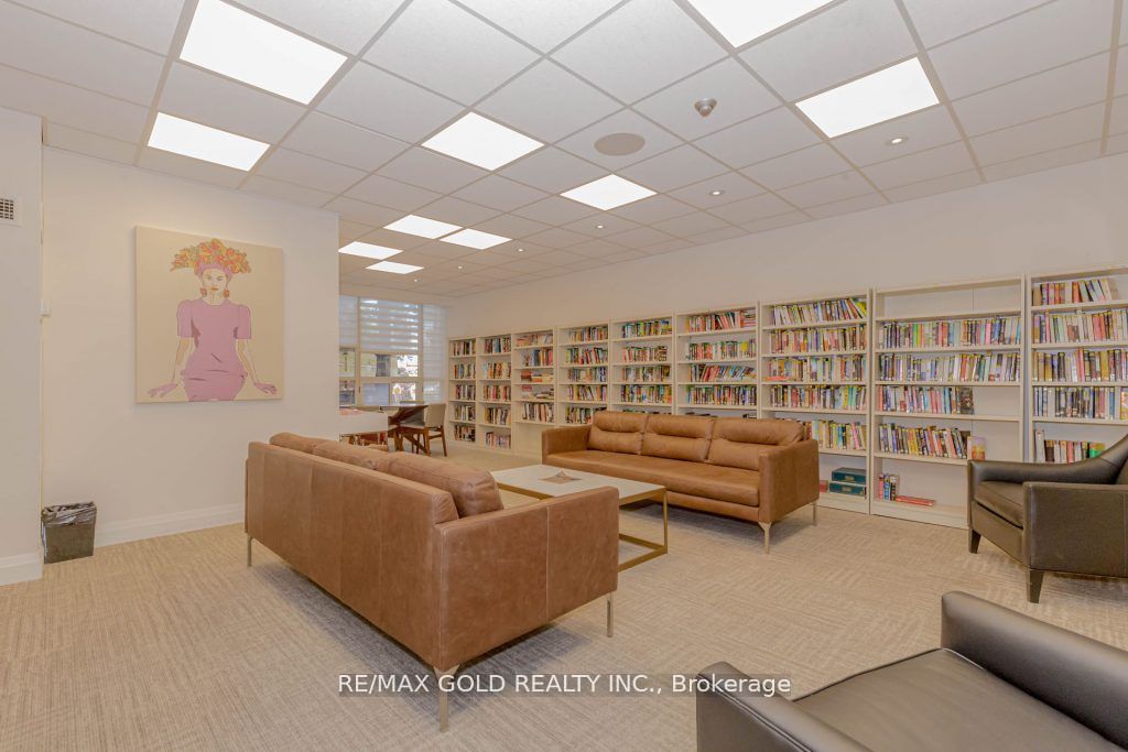 7 Townsgate Dr, #802