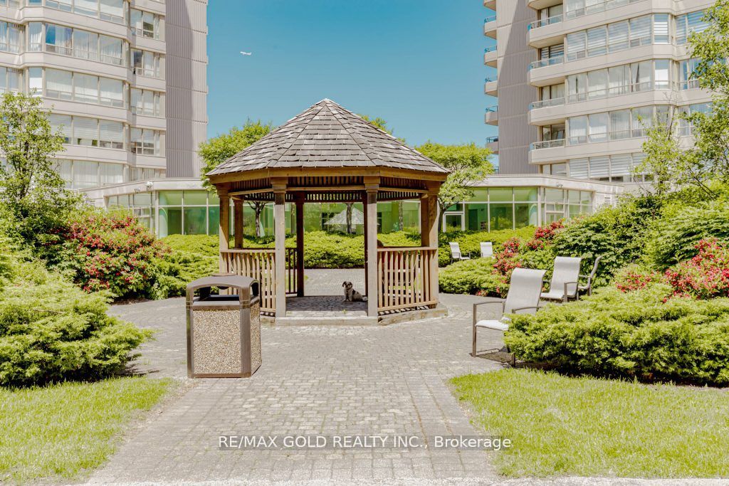 7 Townsgate Dr, #802