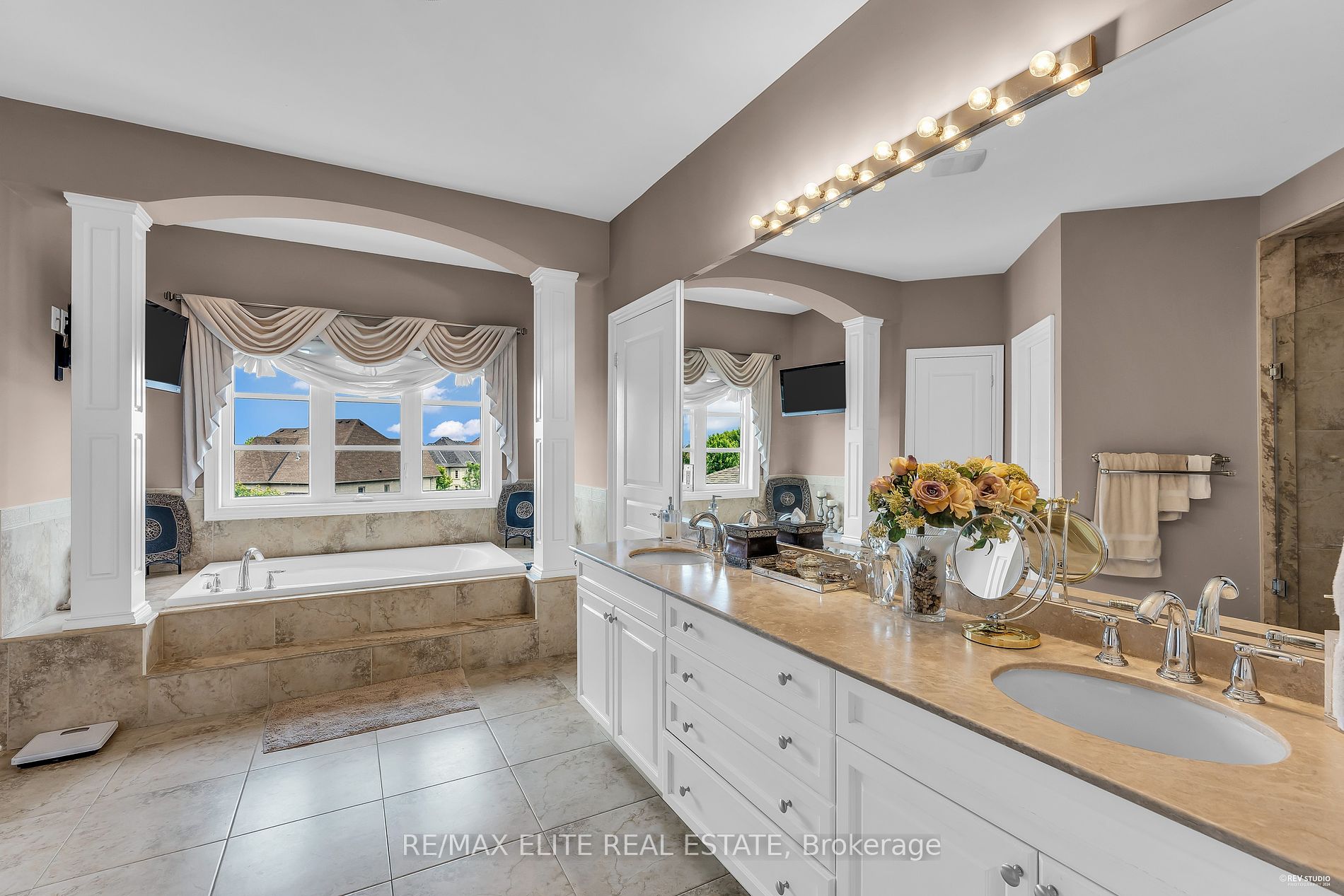 123 Carisbrooke Circle
