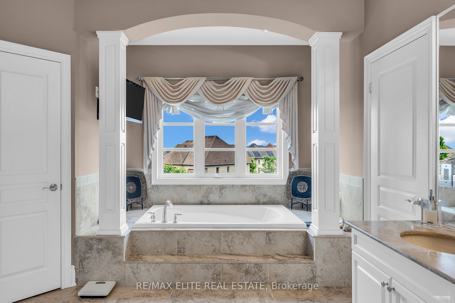 123 Carisbrooke Circle