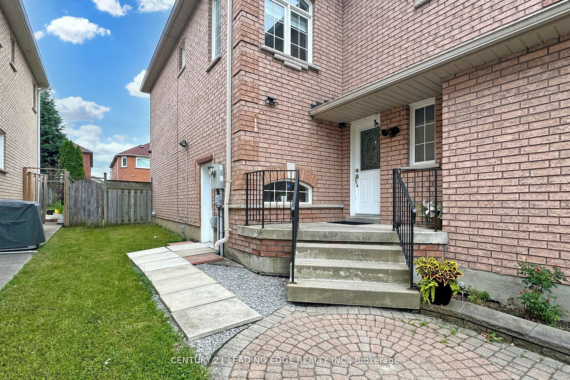 563 Highglen Ave