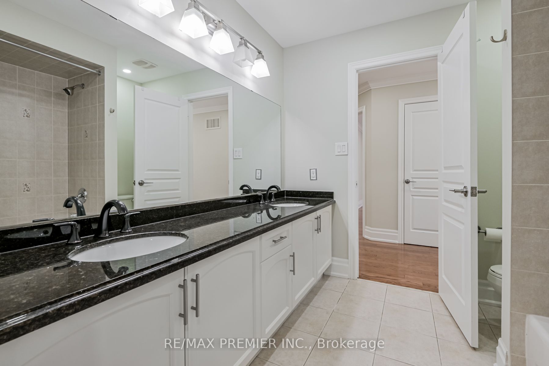 37 Colombo Cres