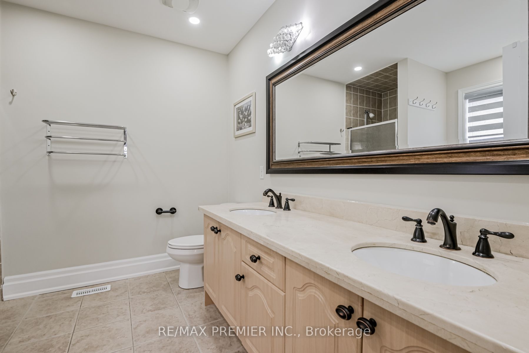 37 Colombo Cres