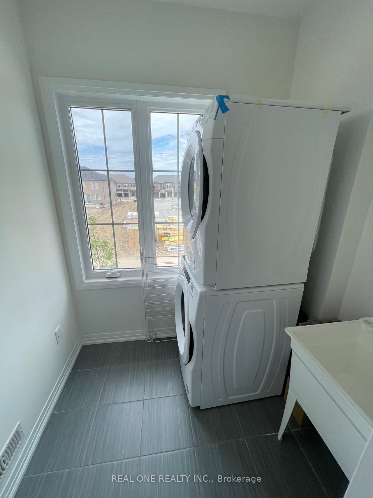 59 Schmeltzer Crescent