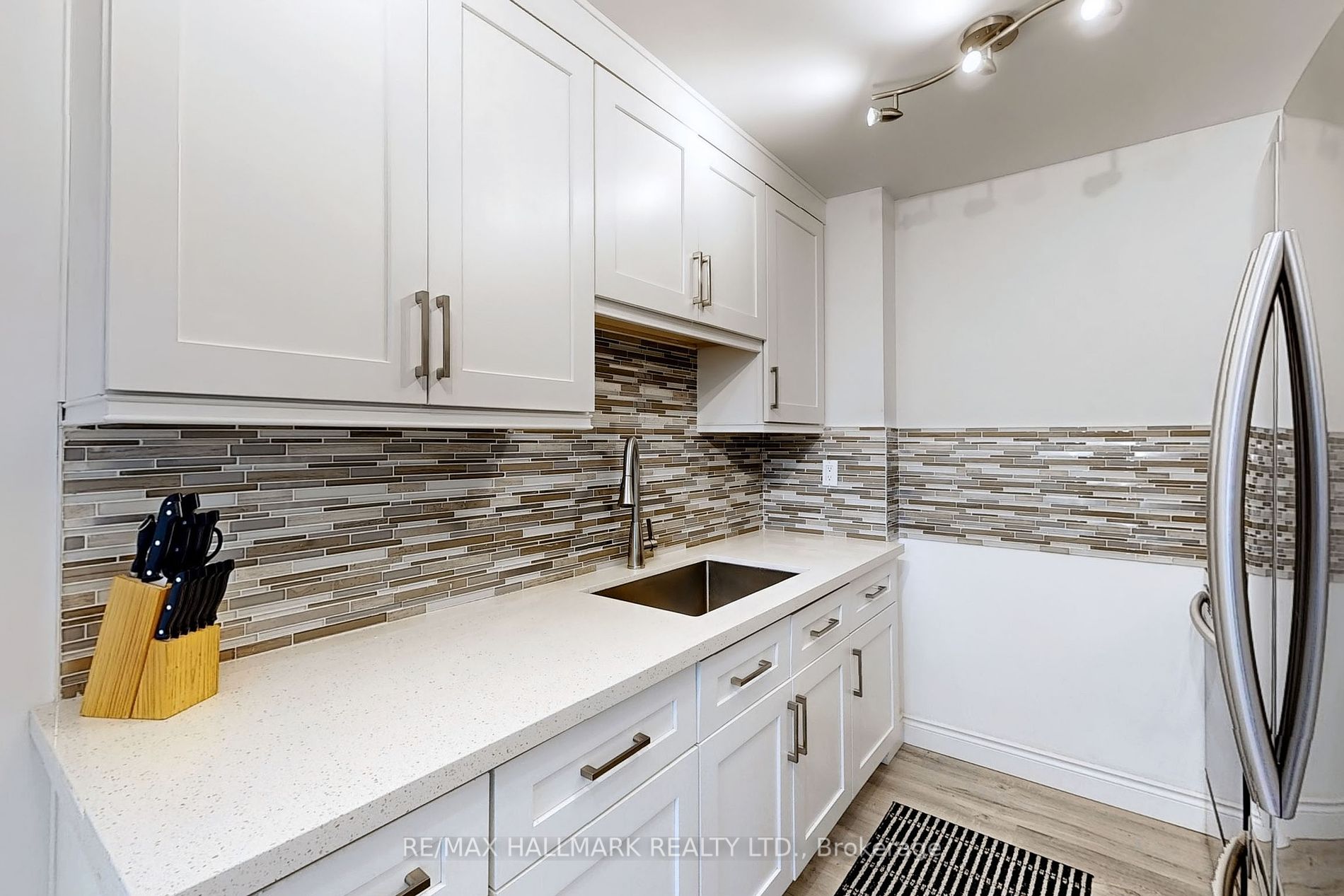 1672 John St, #10