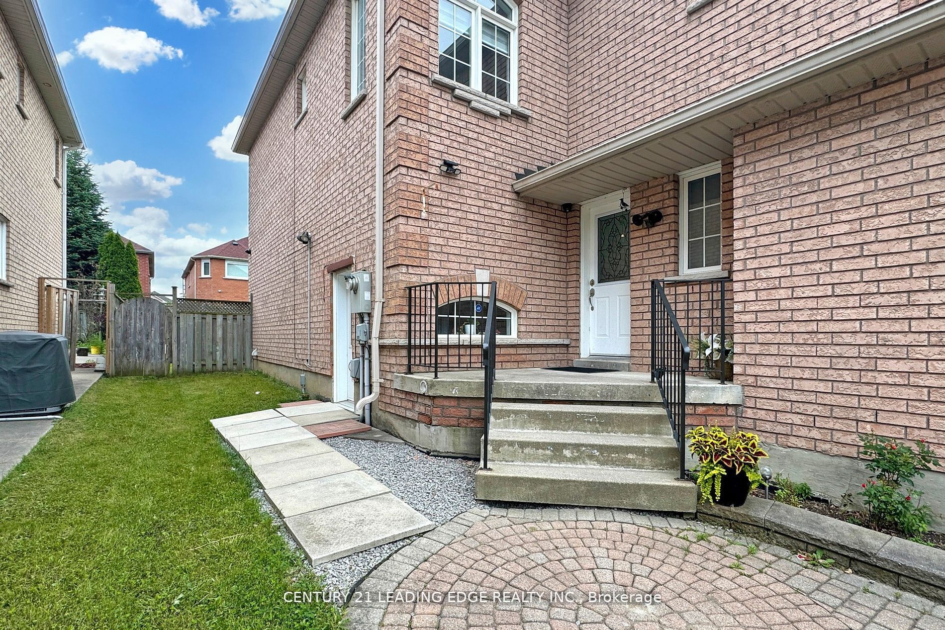563 Highglen Ave