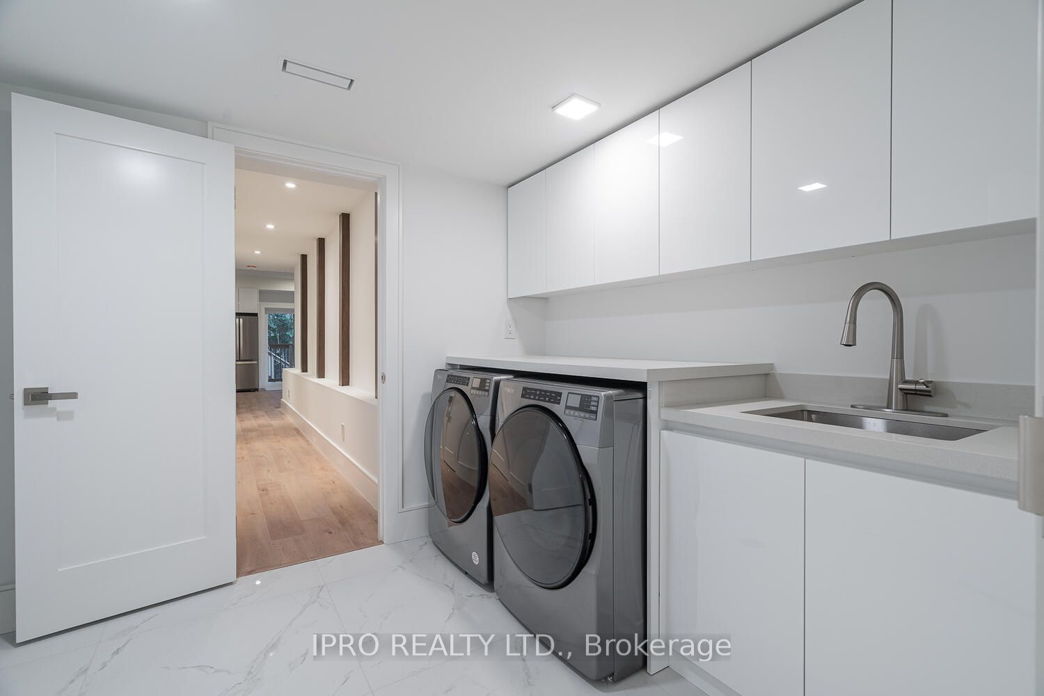 38 Mark St