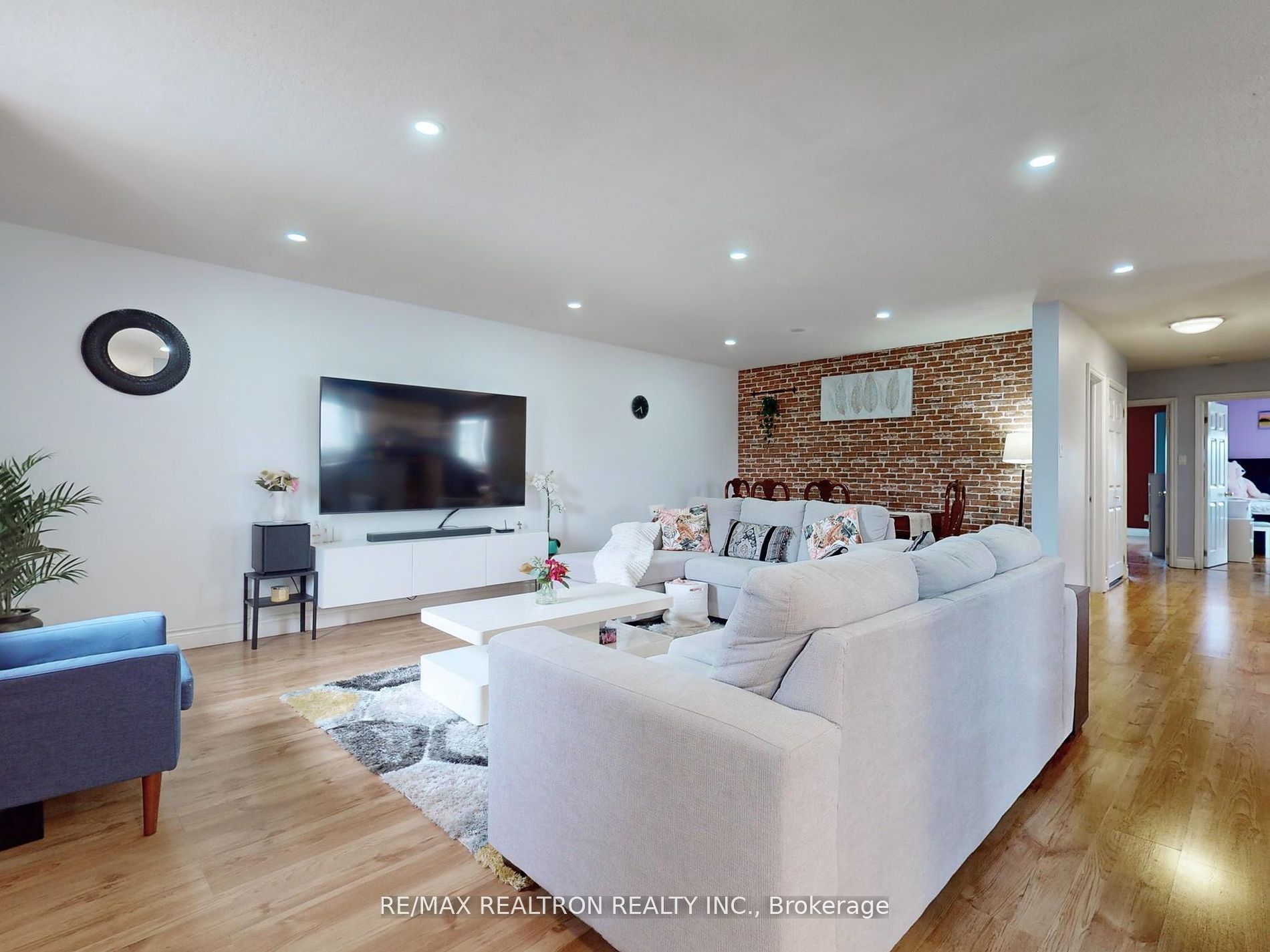 282B Brock Street W