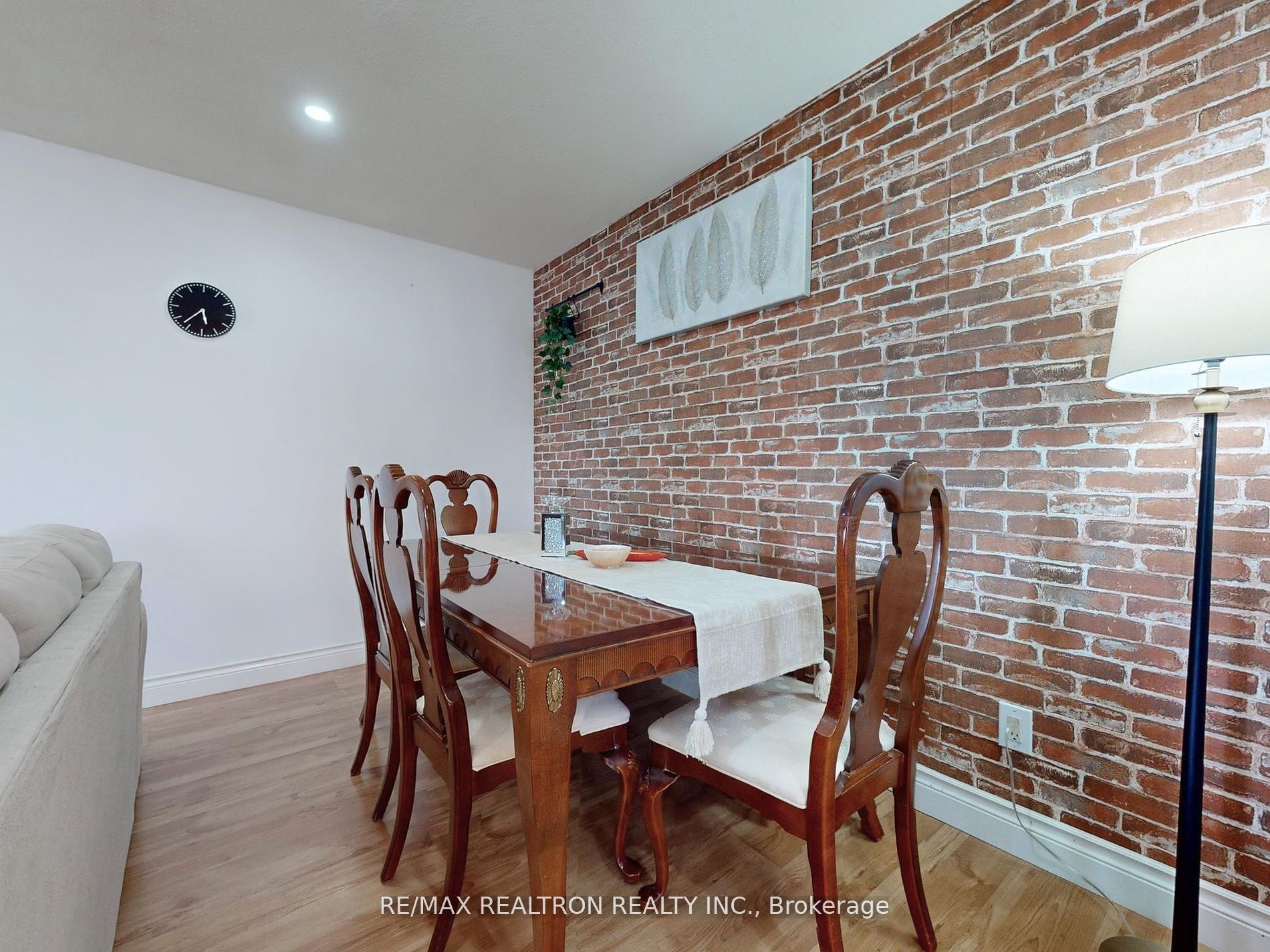 282B Brock Street W