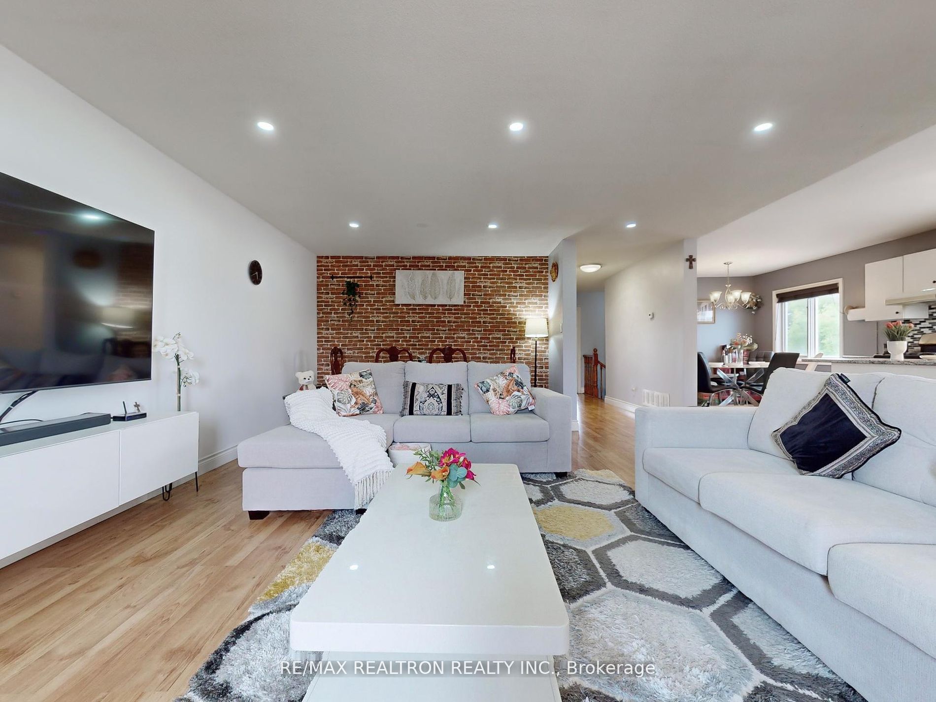 282B Brock Street W