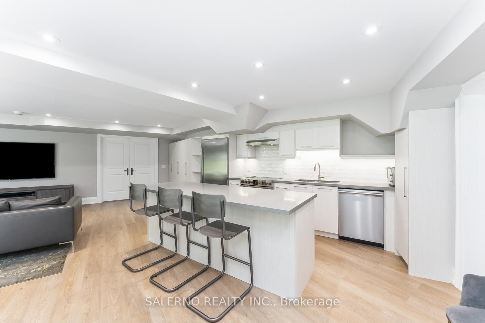 290 Kingscross Drive