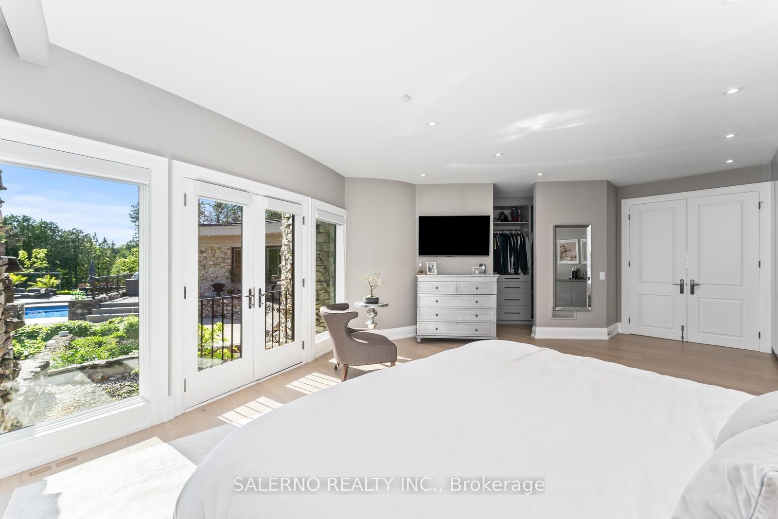 290 Kingscross Drive