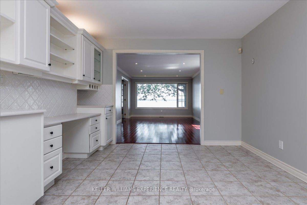 927 Barry Ave