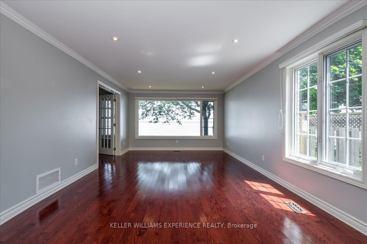 927 Barry Ave
