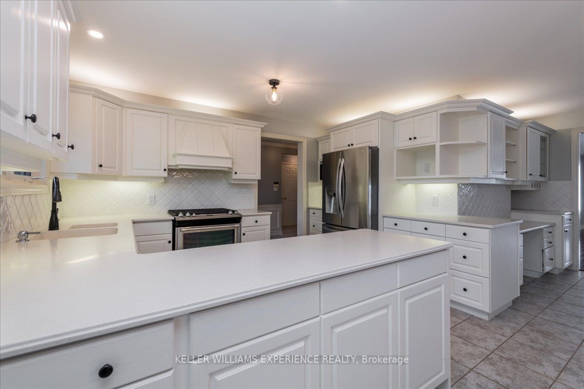 927 Barry Ave