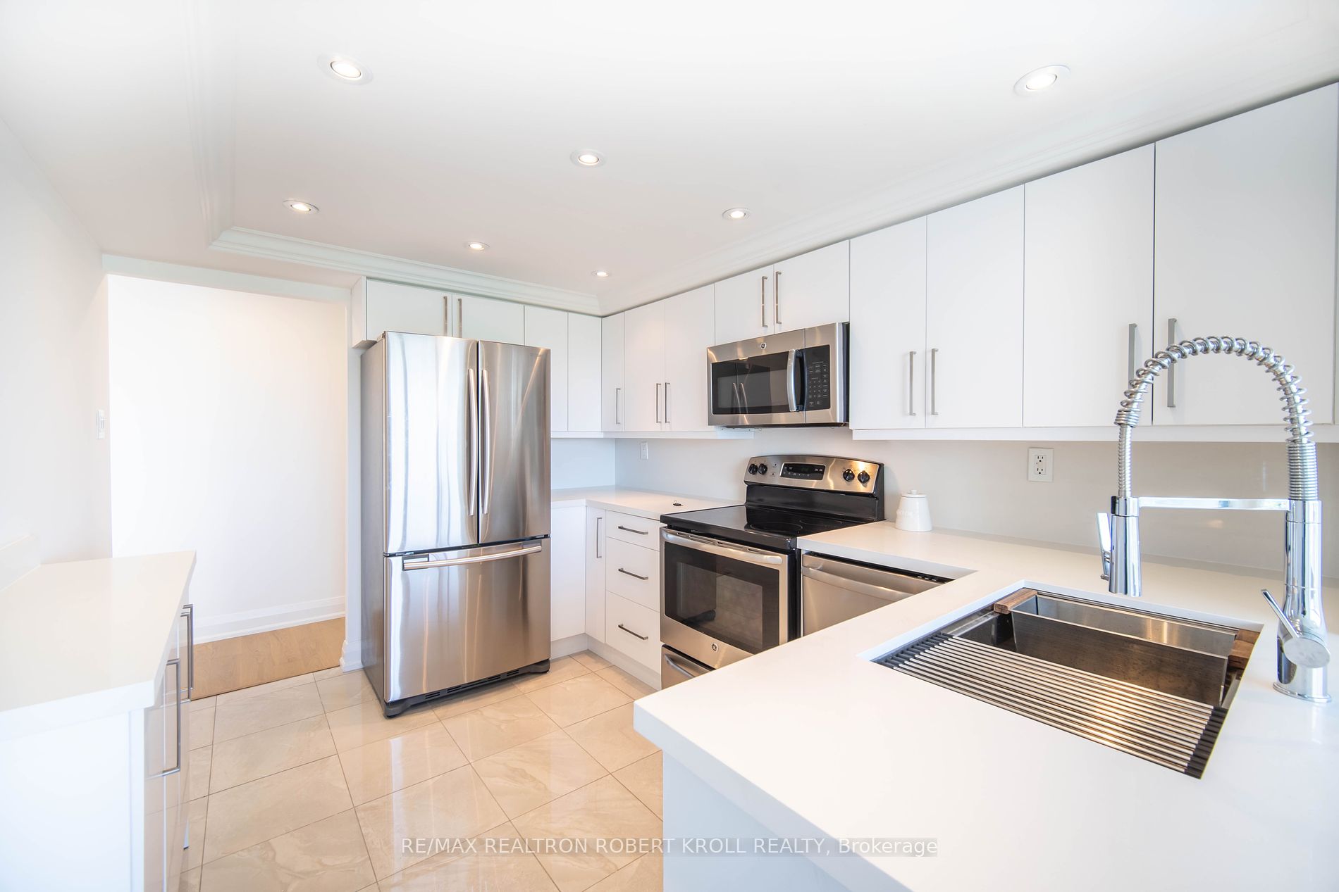 7300 Yonge St, #701