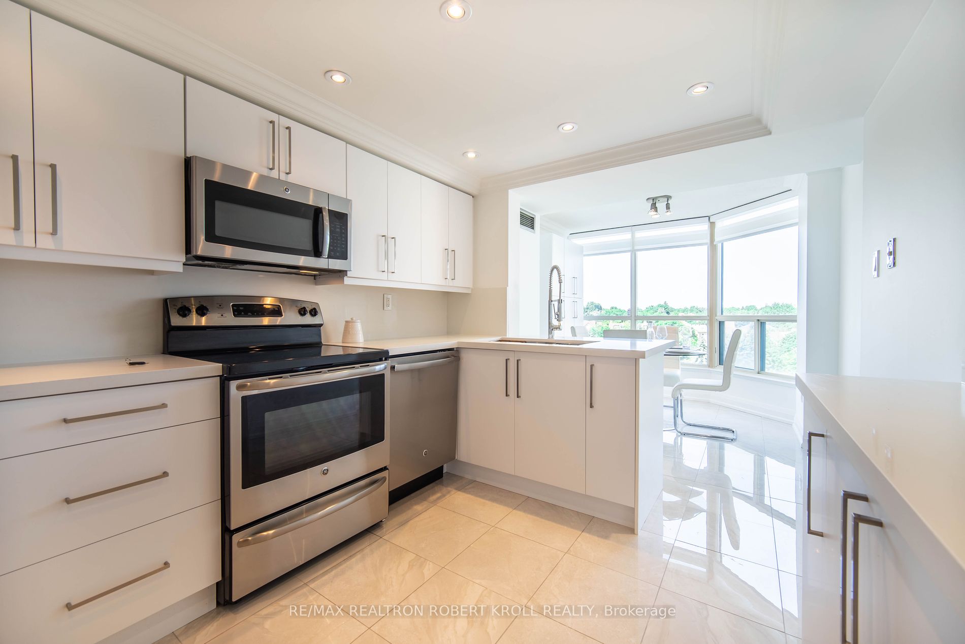7300 Yonge St, #701