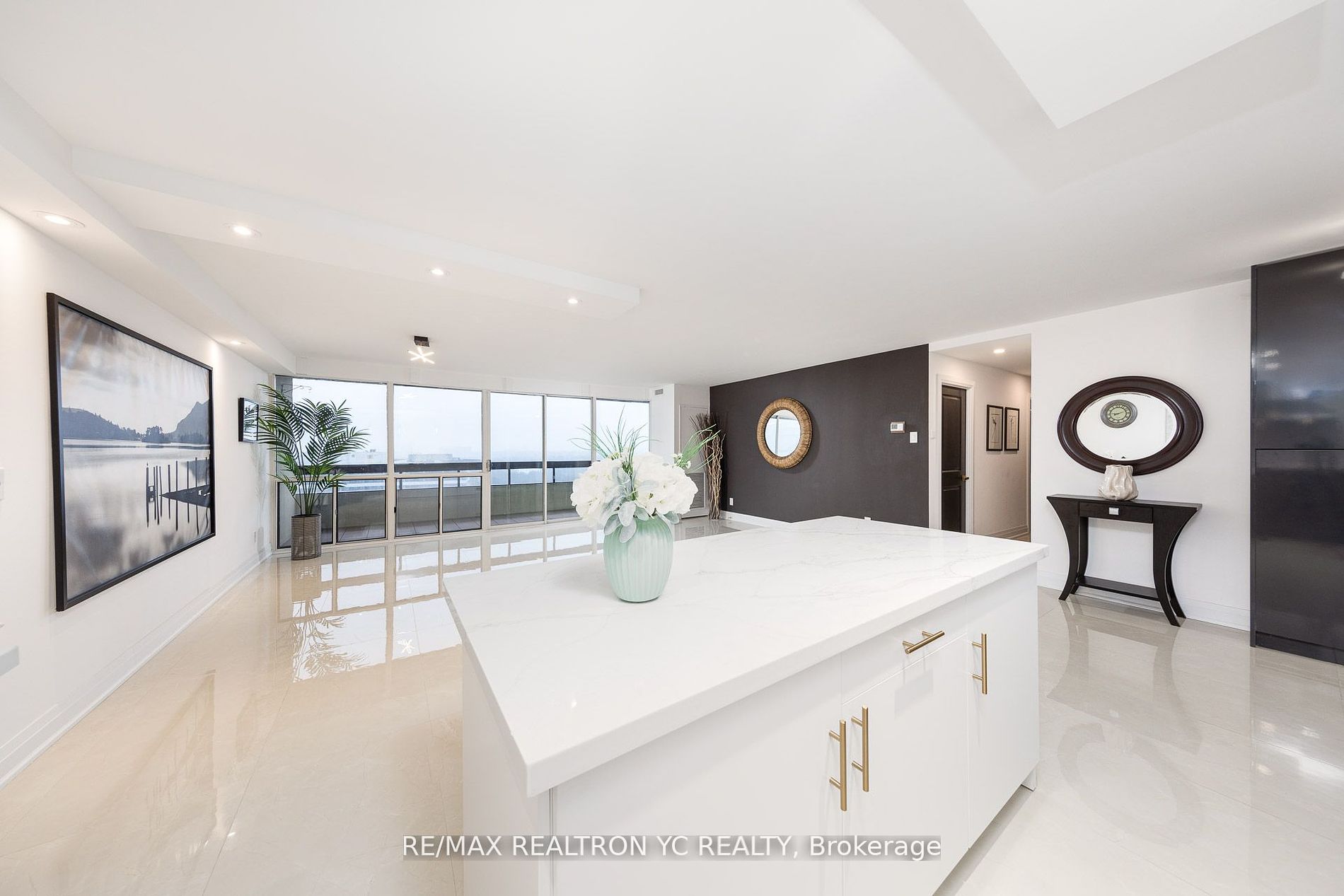 8111 Yonge St, #1712