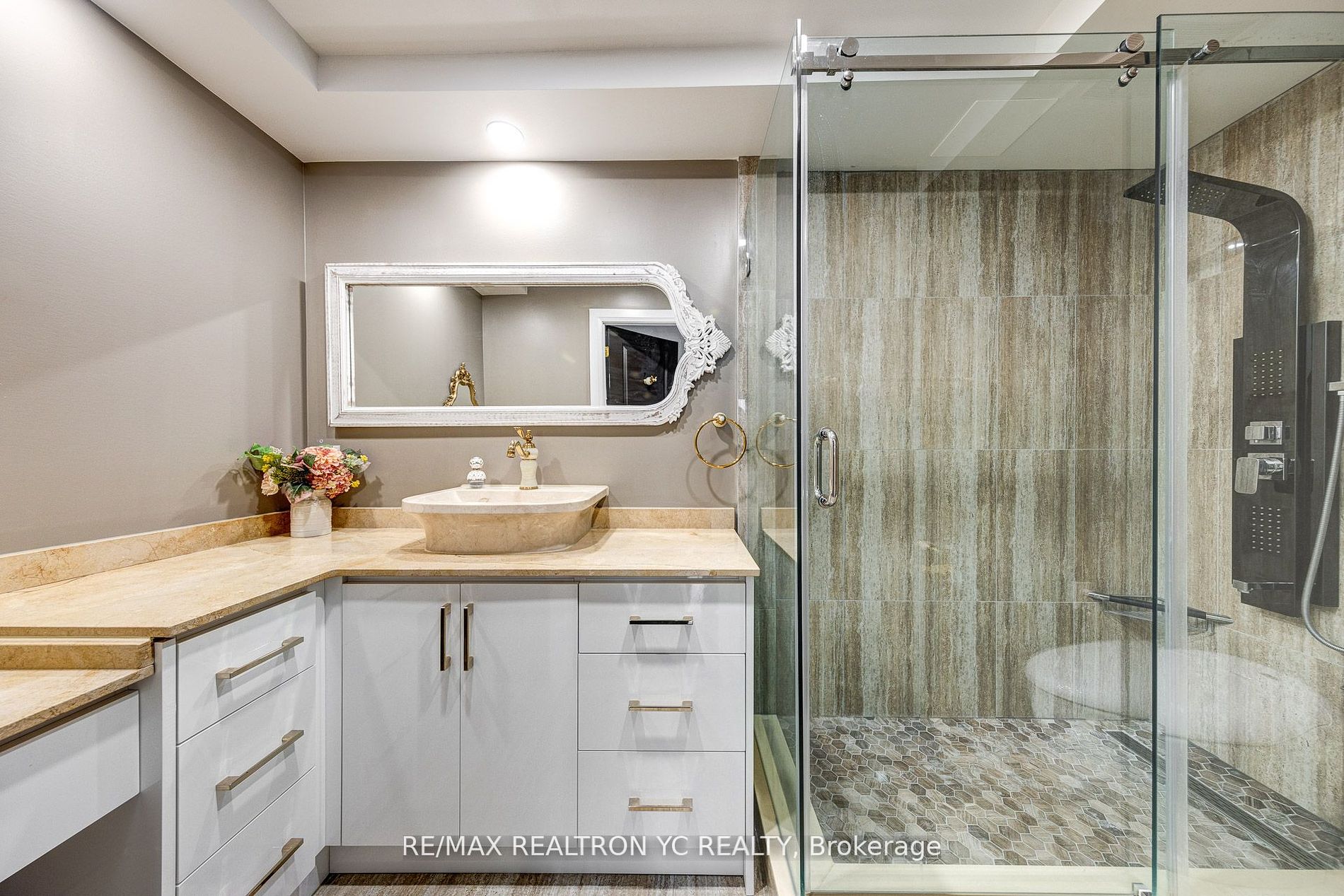 8111 Yonge St, #1712