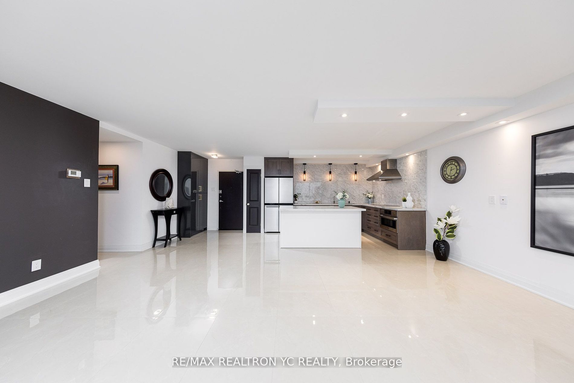 8111 Yonge St, #1712