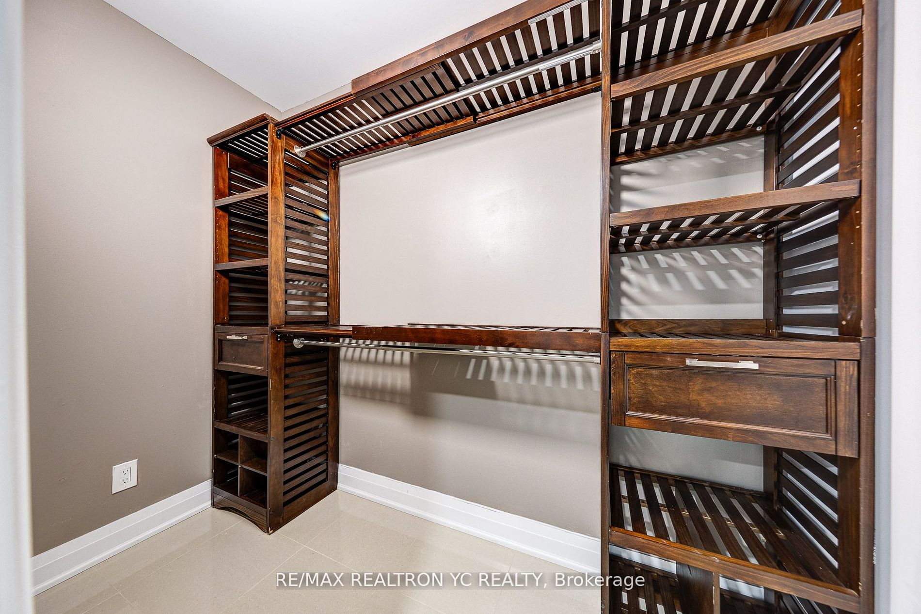 8111 Yonge St, #1712