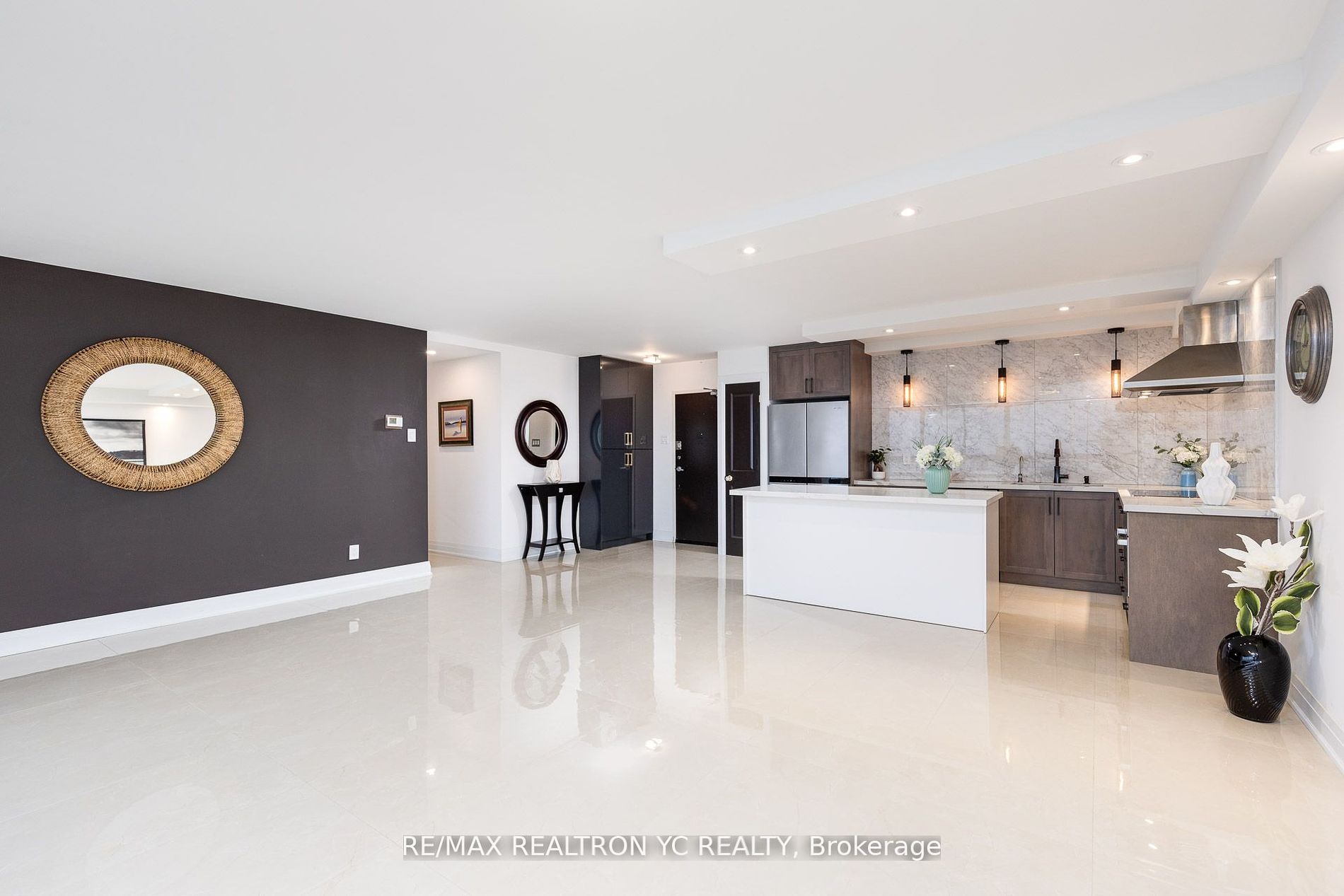 8111 Yonge St, #1712