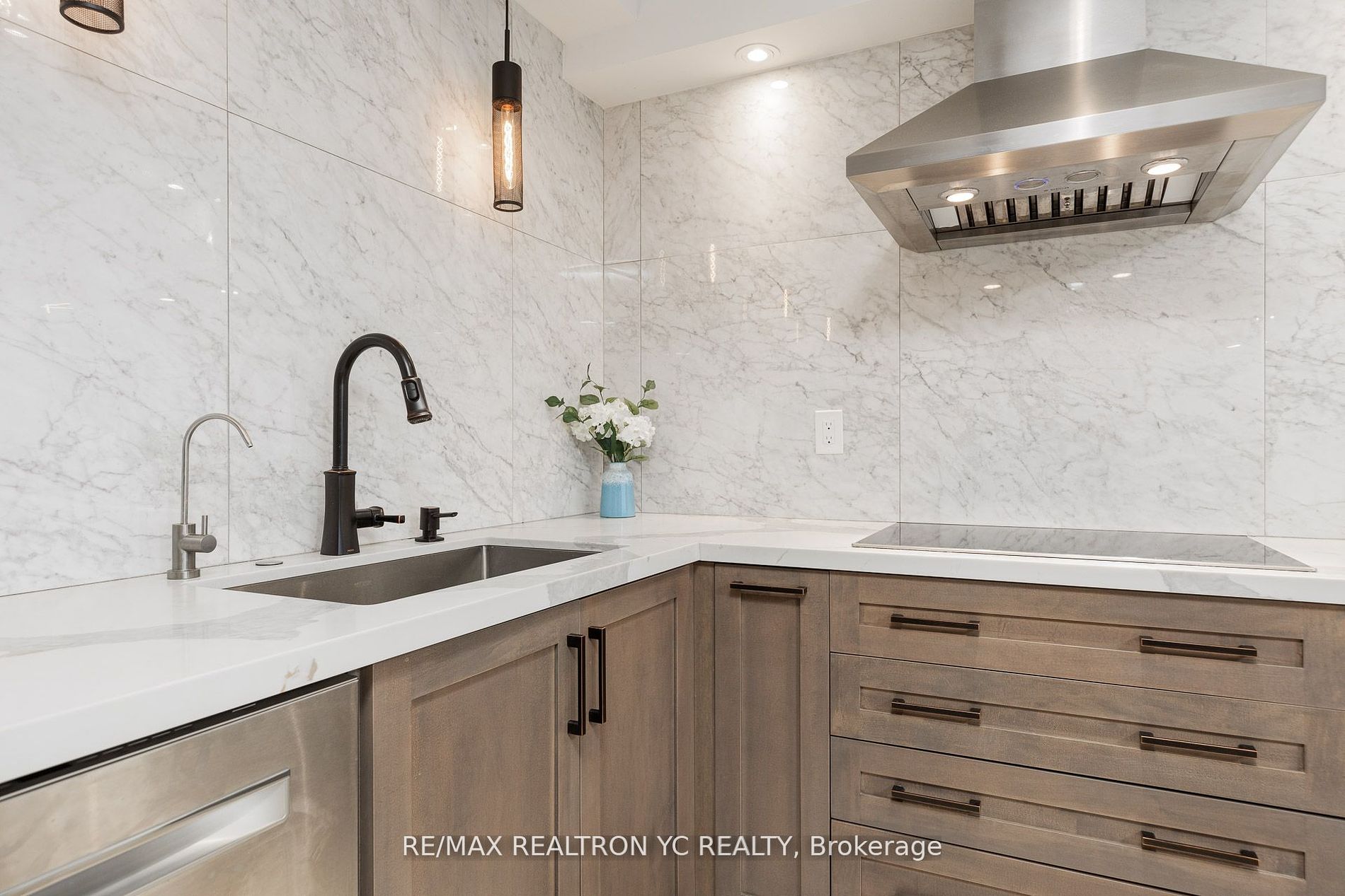 8111 Yonge St, #1712