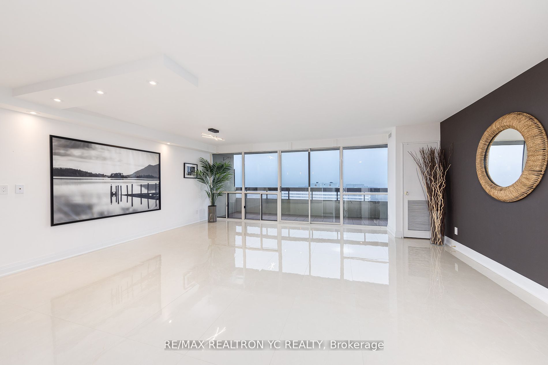 8111 Yonge St, #1712