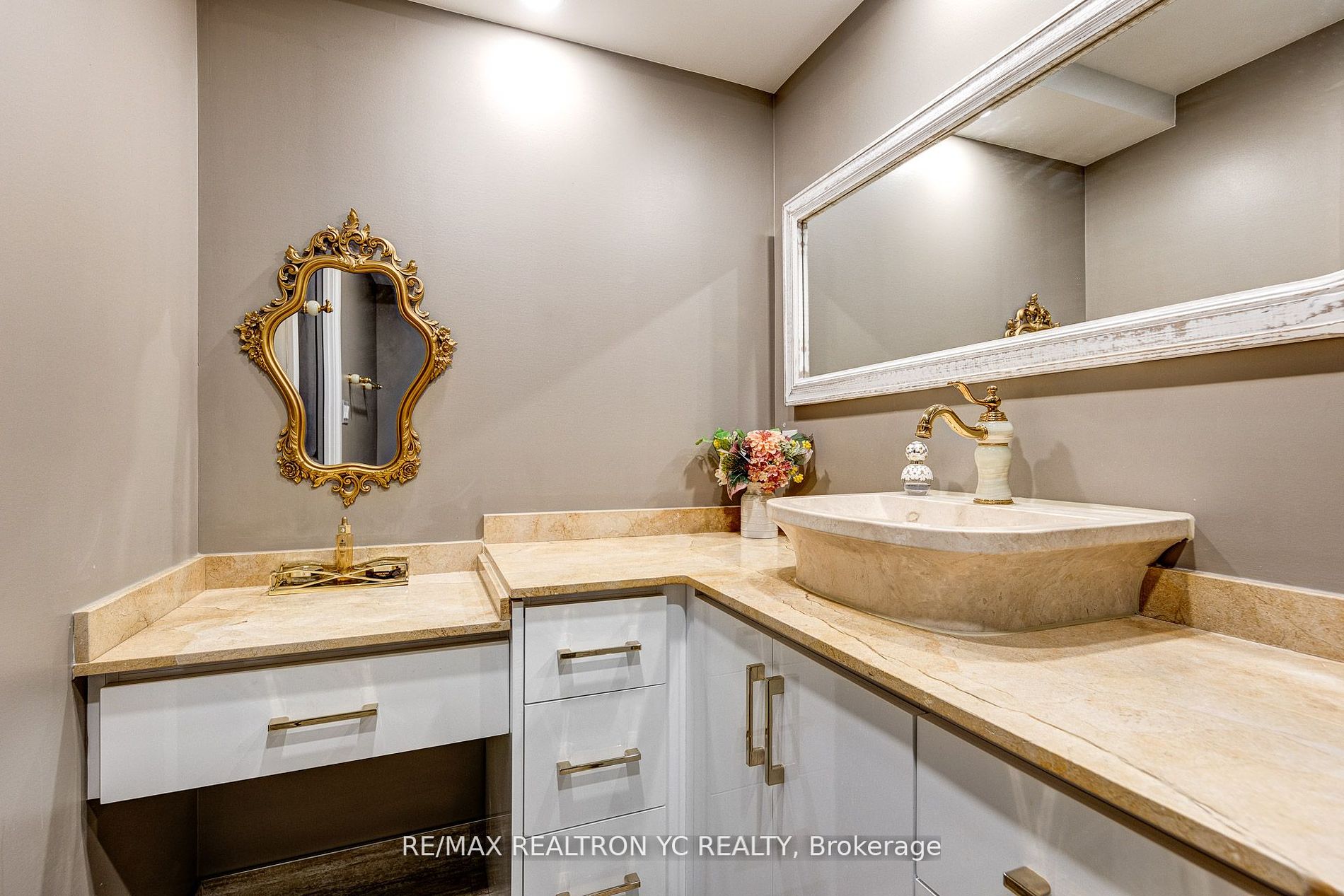 8111 Yonge St, #1712