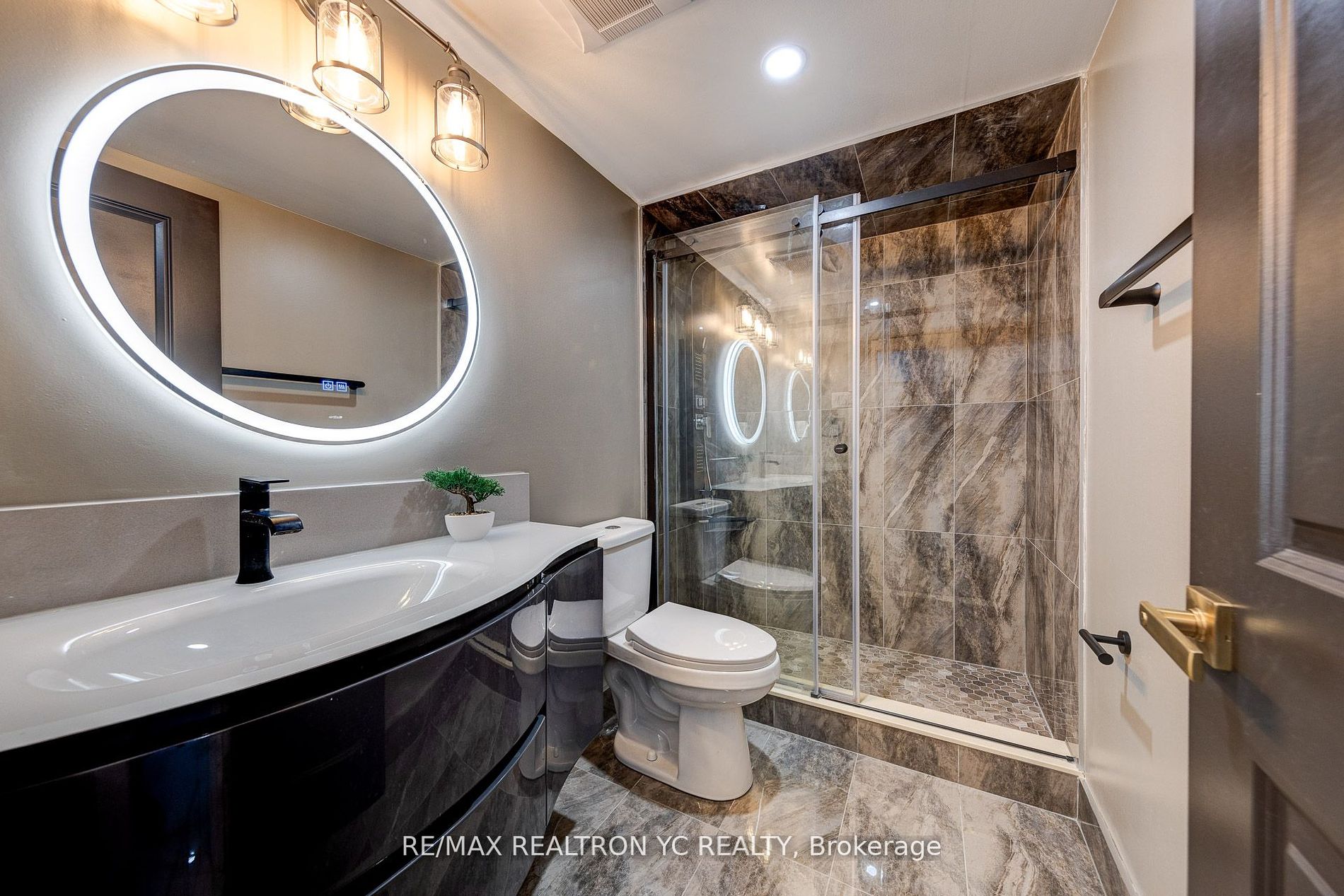 8111 Yonge St, #1712
