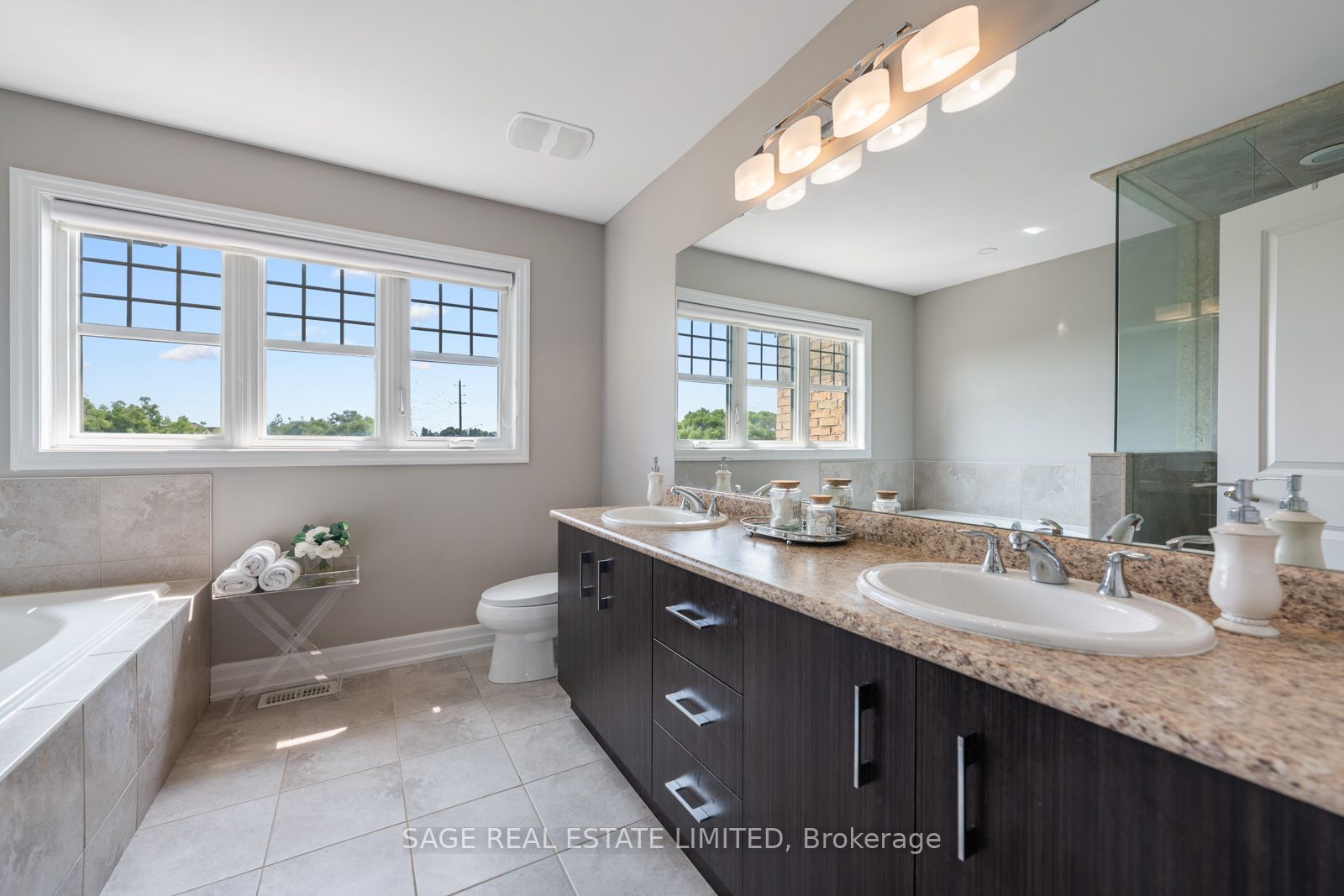 4 Alex Campbell Cres