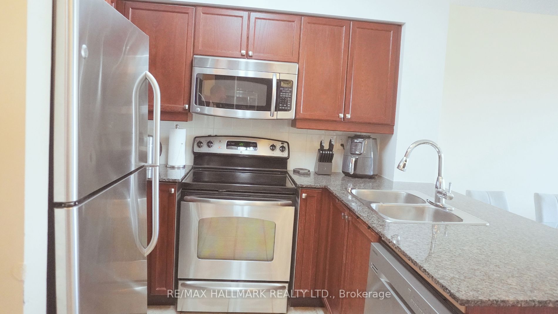 185 oneida Cres, #816