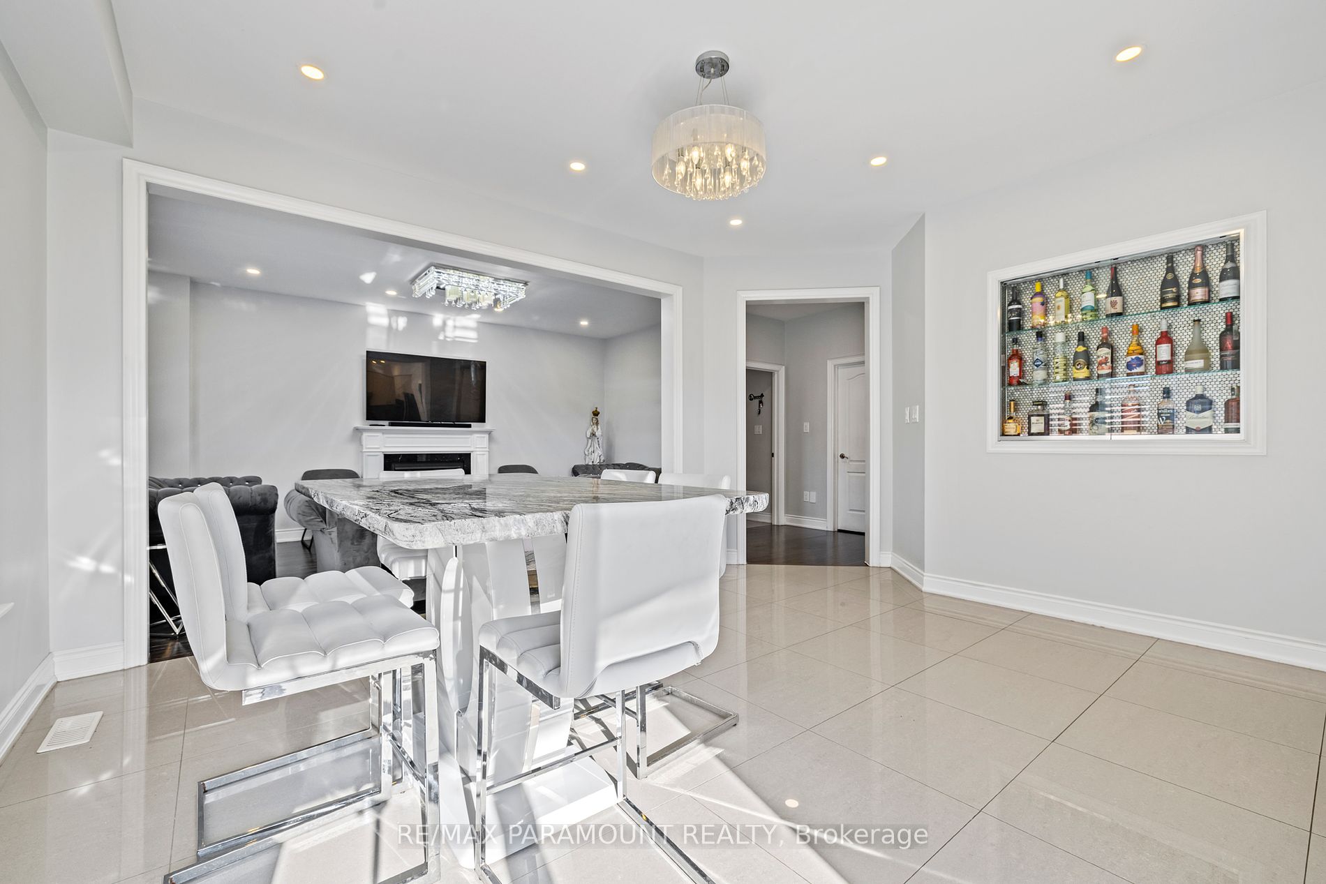 8 W. Dykie Court