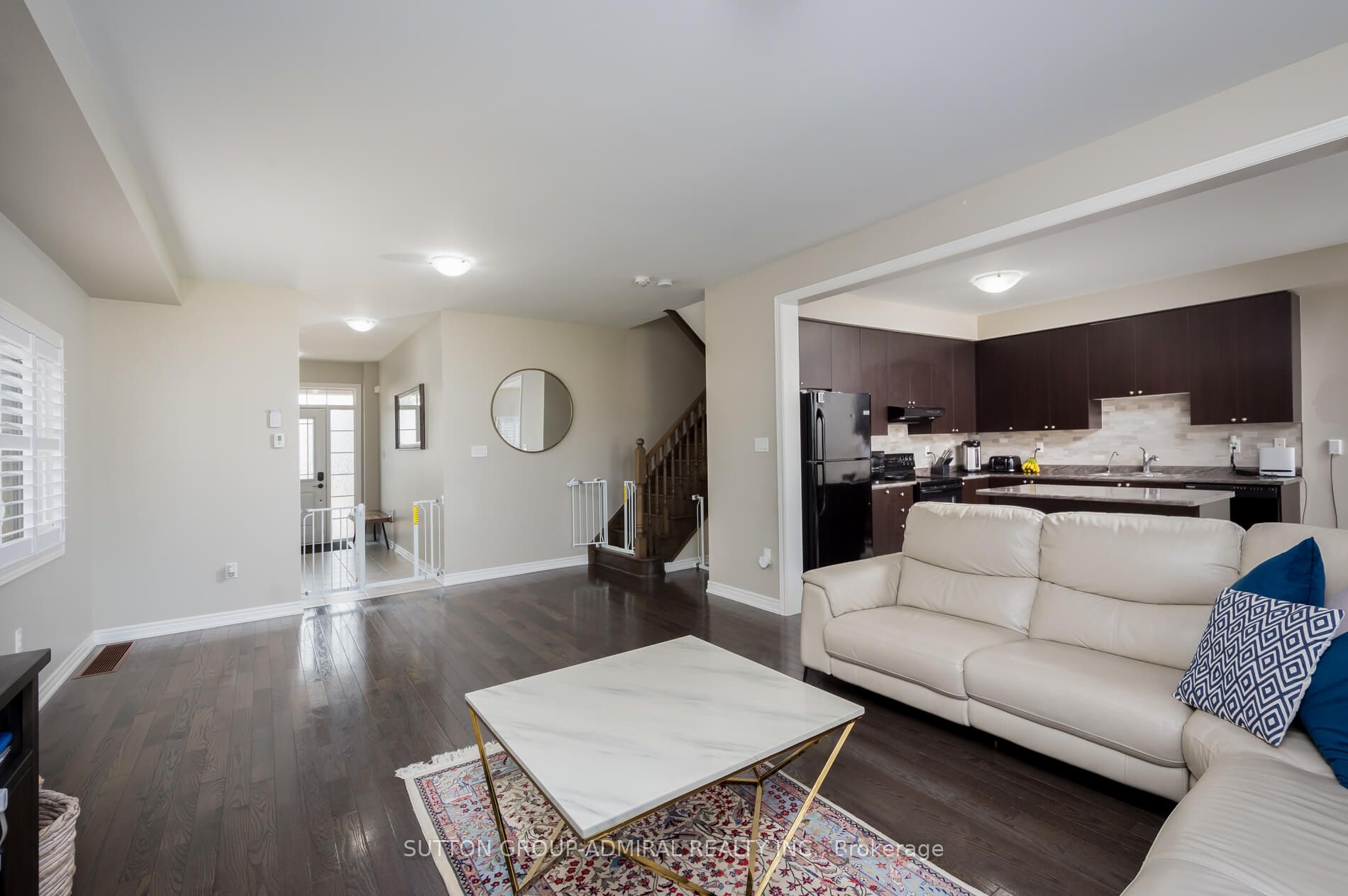 10 Mandley St