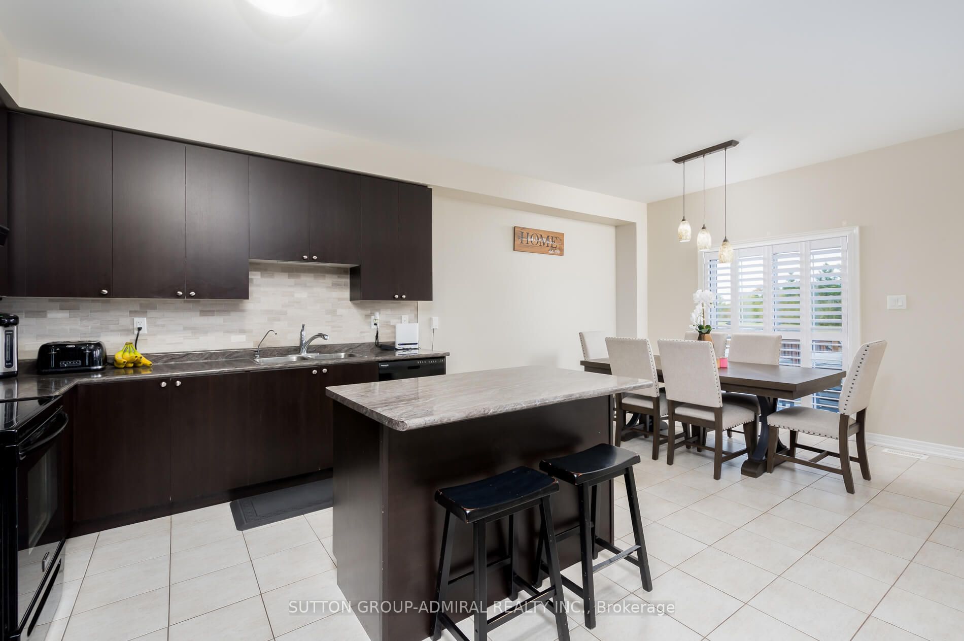 10 Mandley St