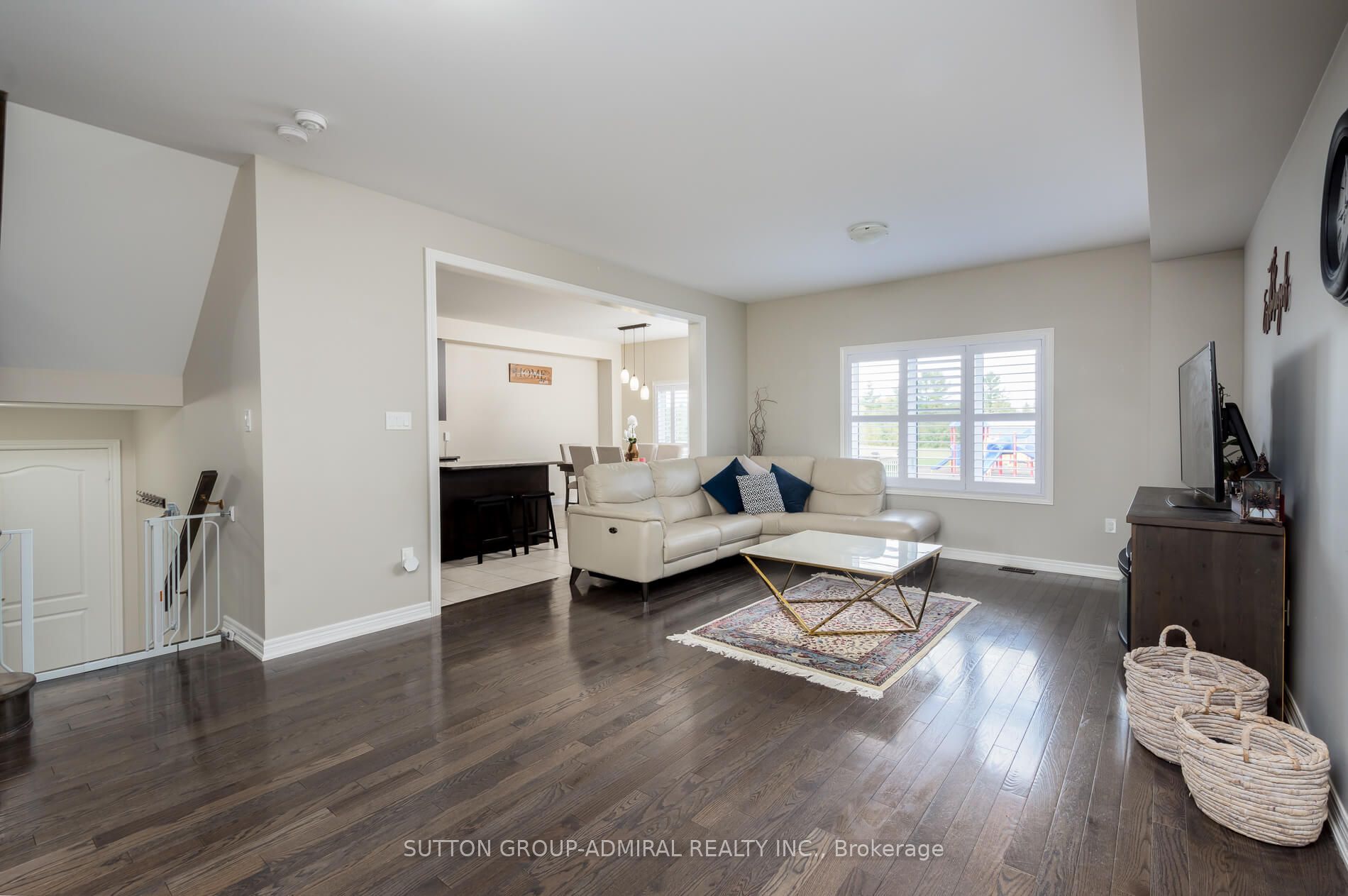 10 Mandley St