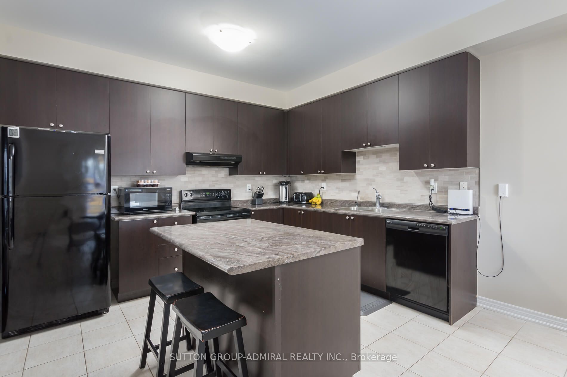 10 Mandley St
