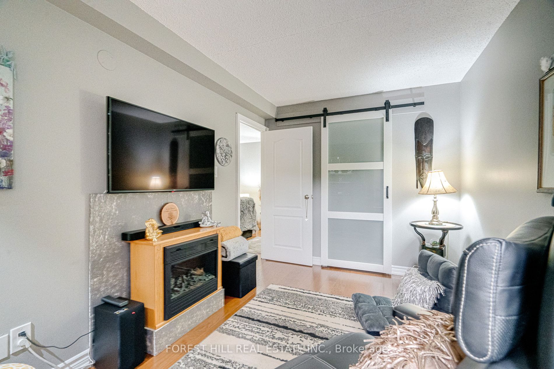 15390 Yonge St, #401