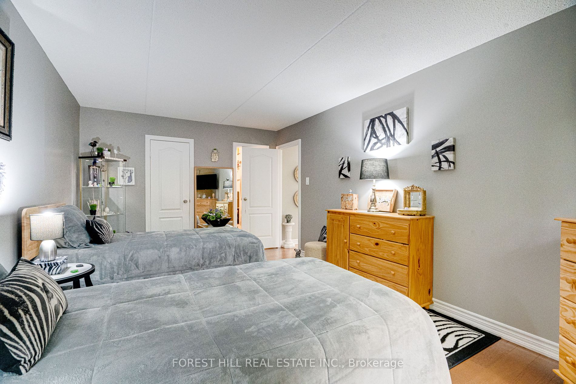 15390 Yonge St, #401