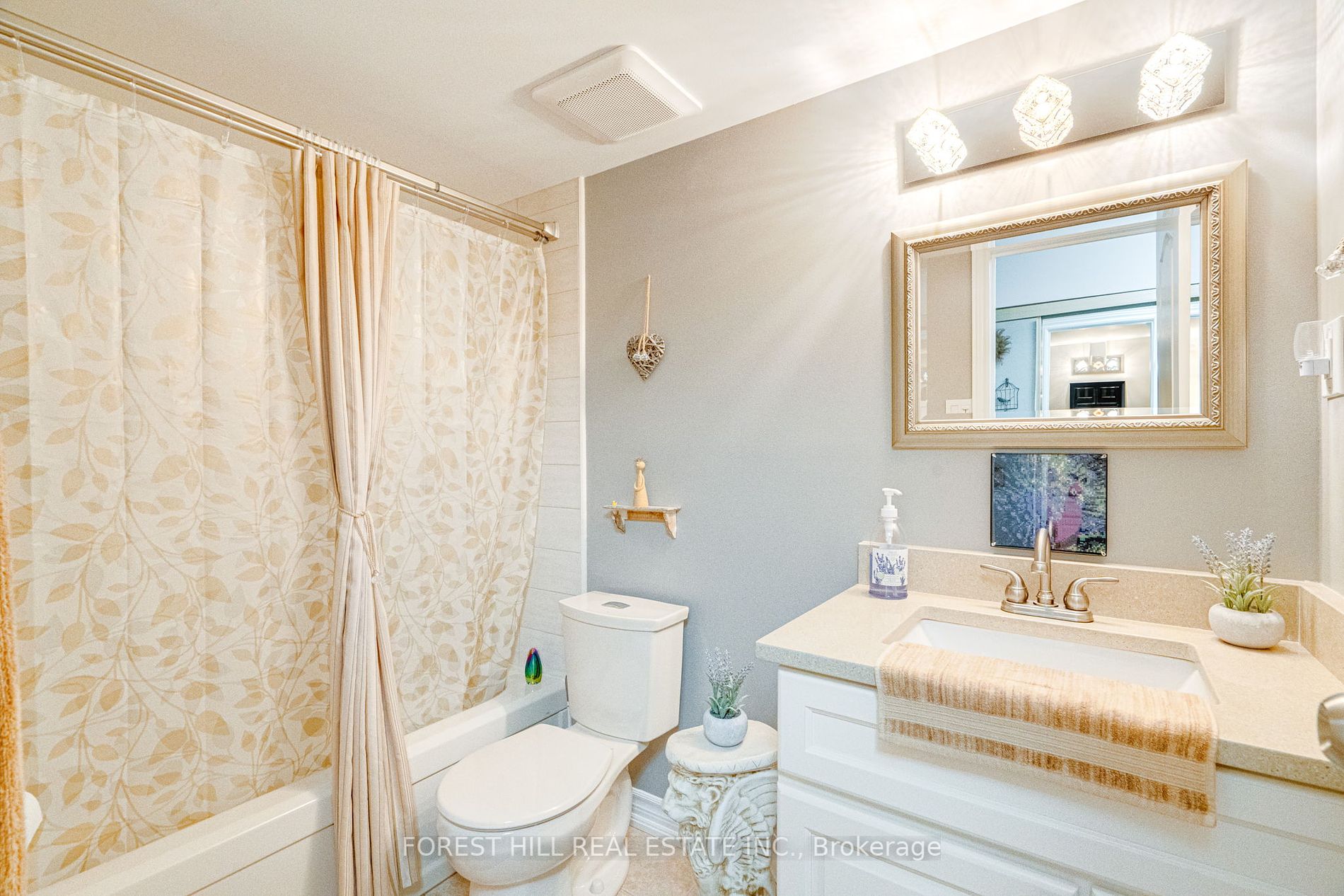 15390 Yonge St, #401