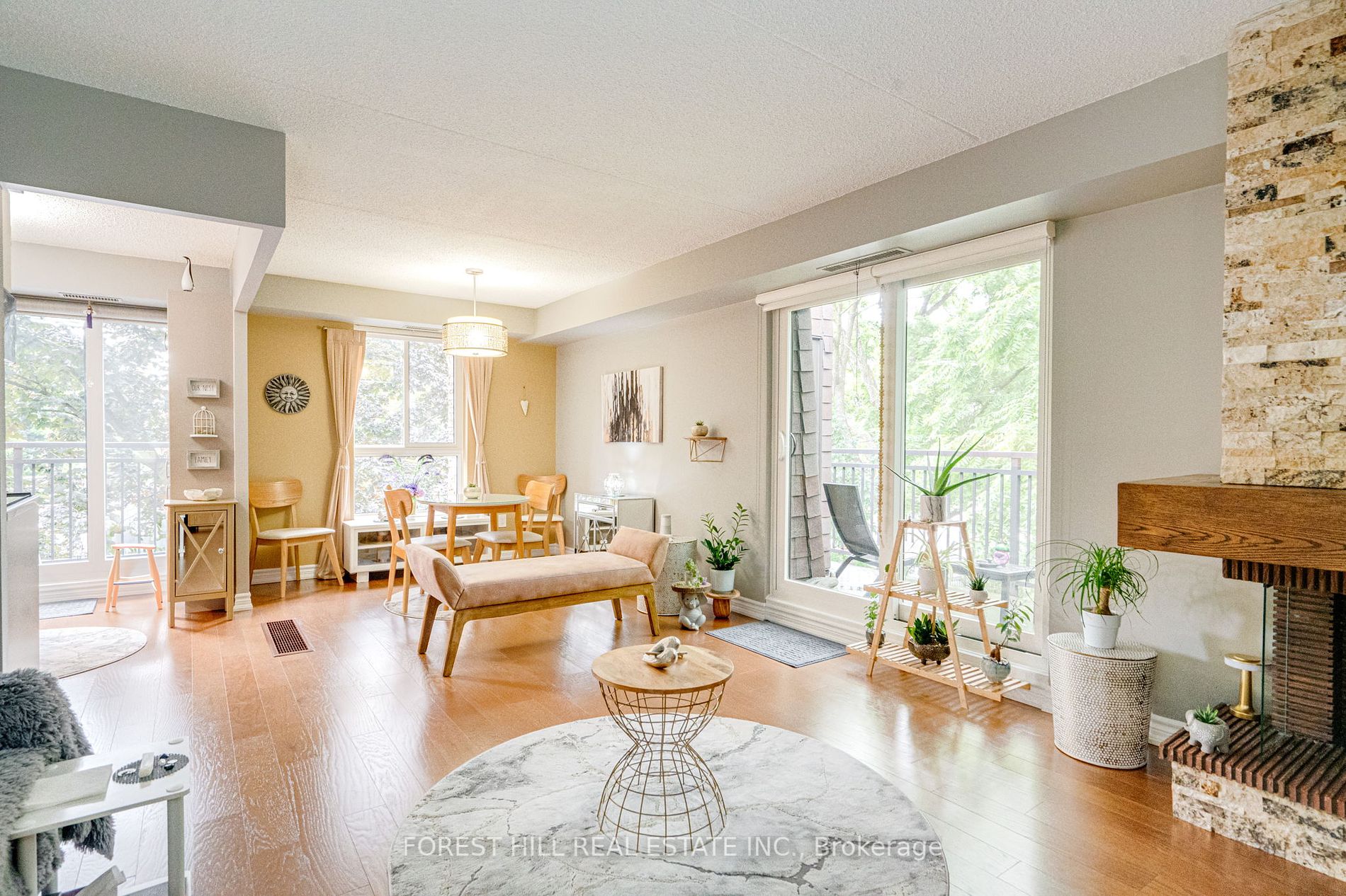 15390 Yonge St, #401