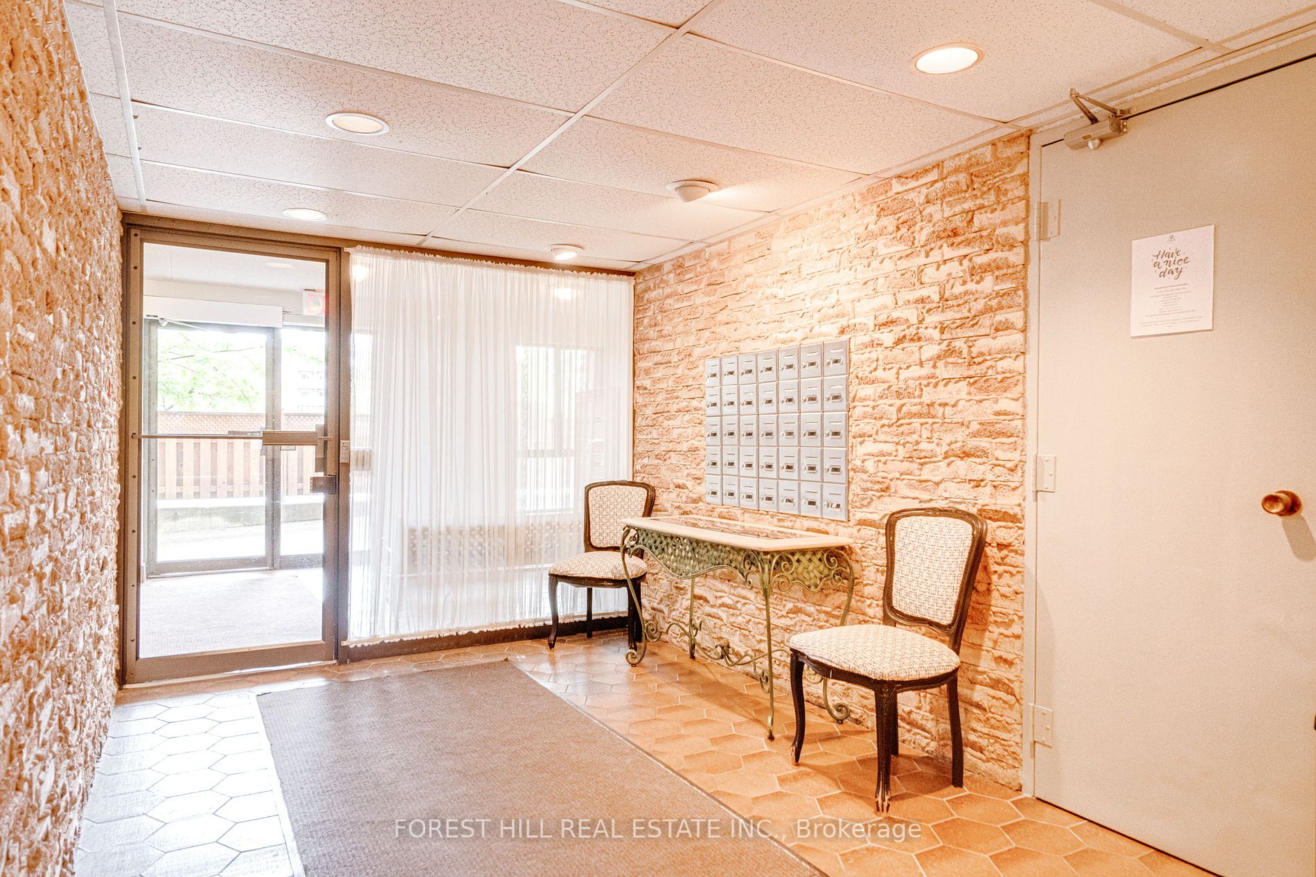 15390 Yonge St, #401