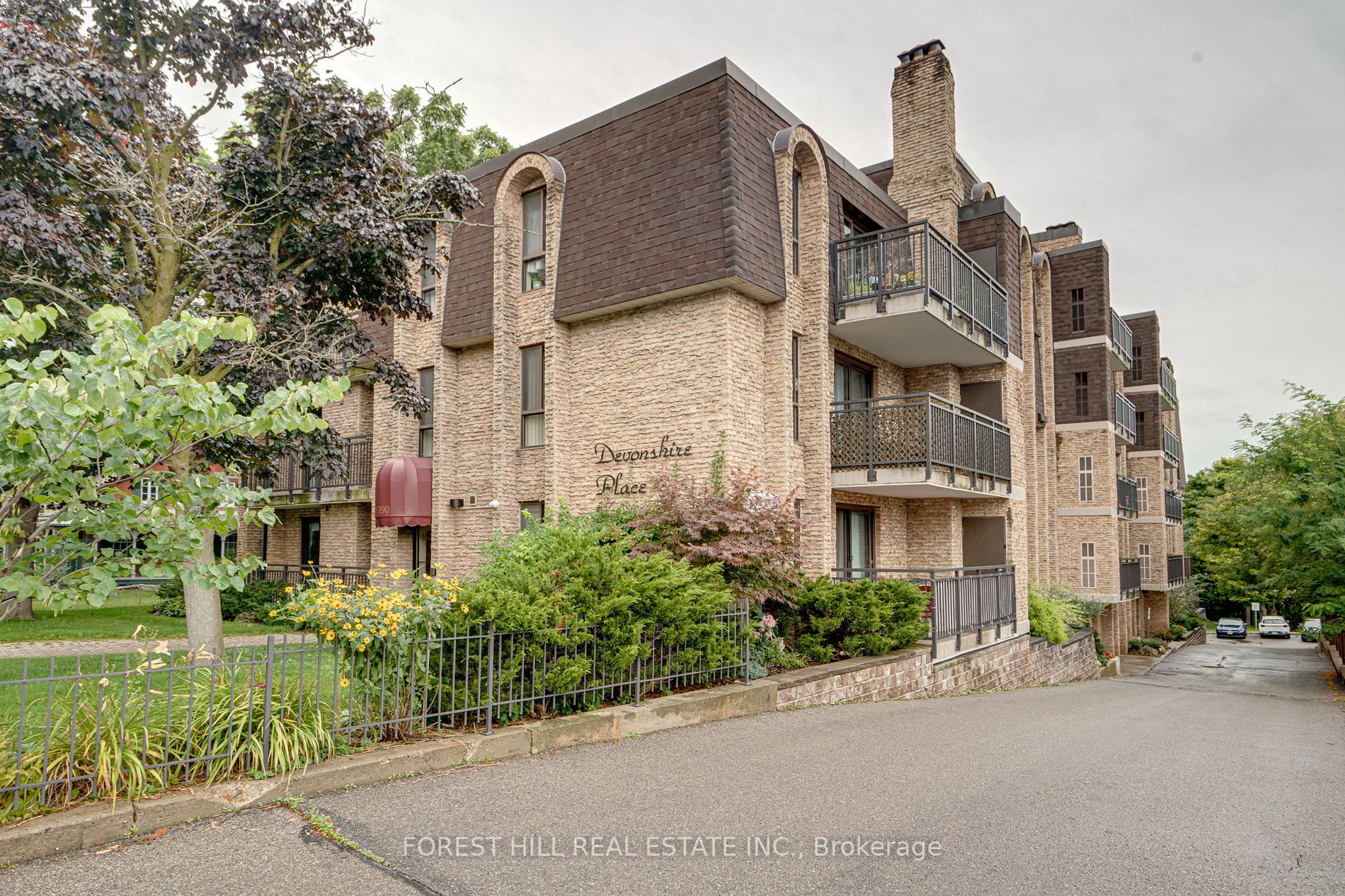 15390 Yonge St, #401