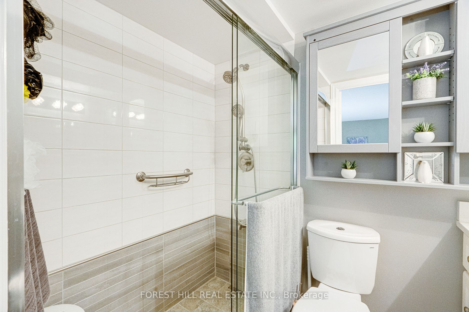 15390 Yonge St, #401
