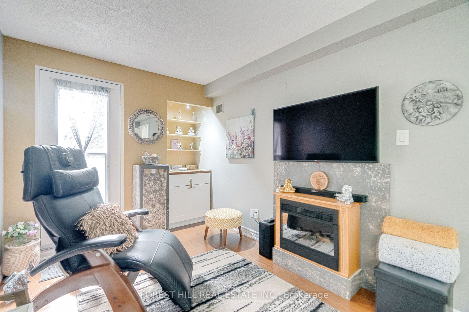 15390 Yonge St, #401