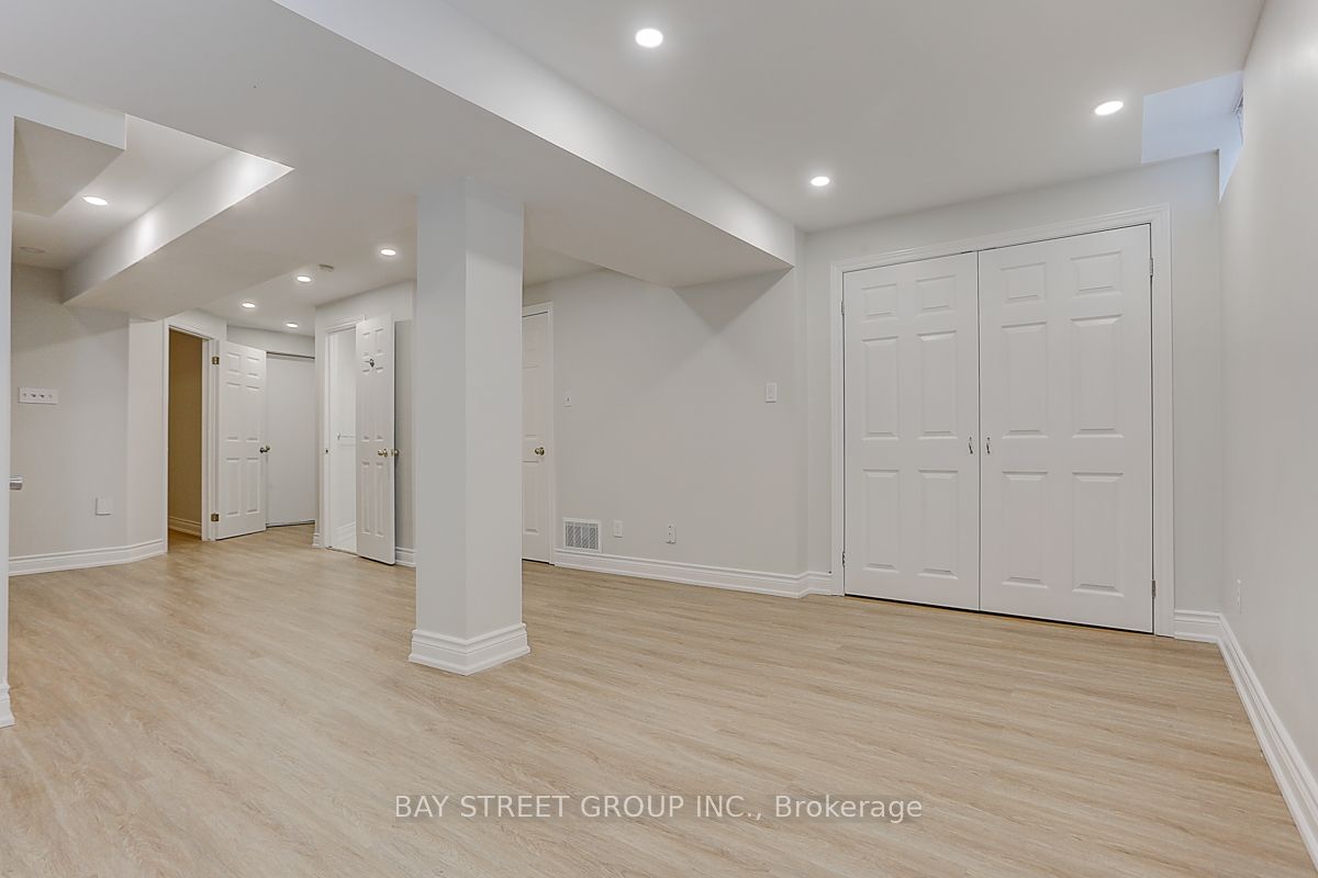7 Debonair Street