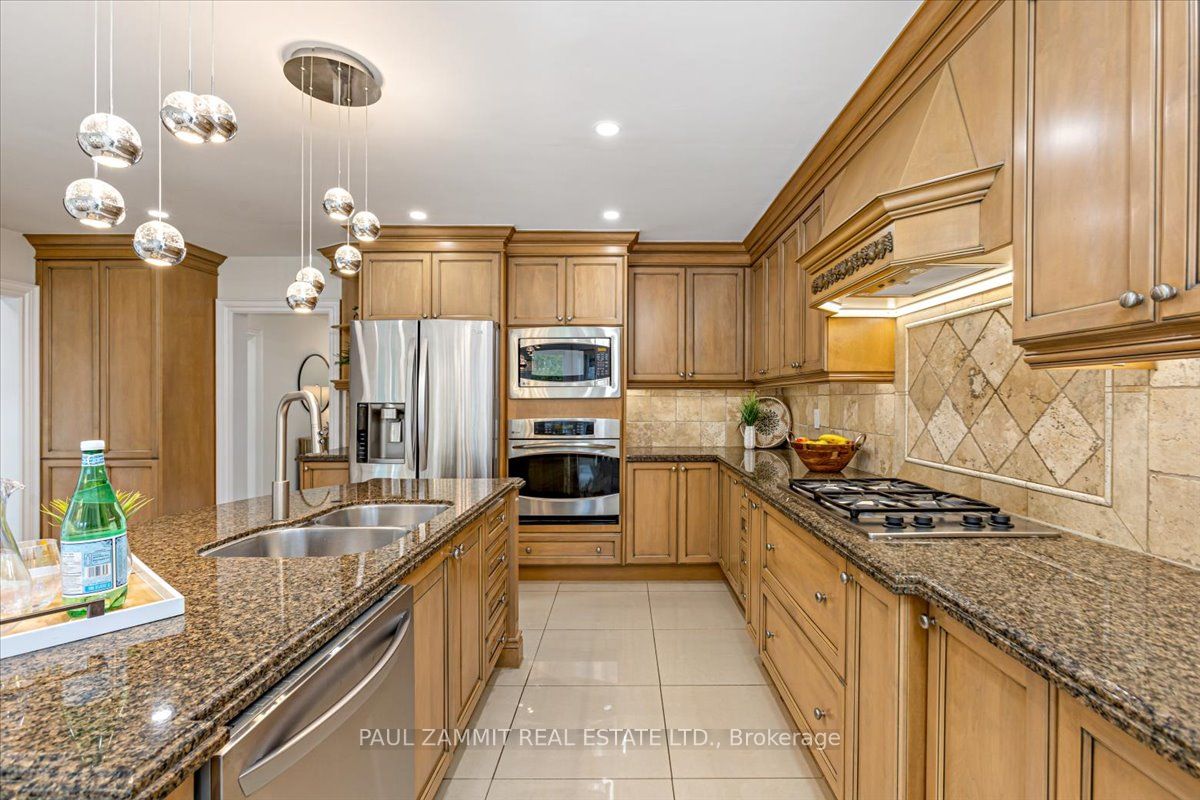15 Laureleaf Rd