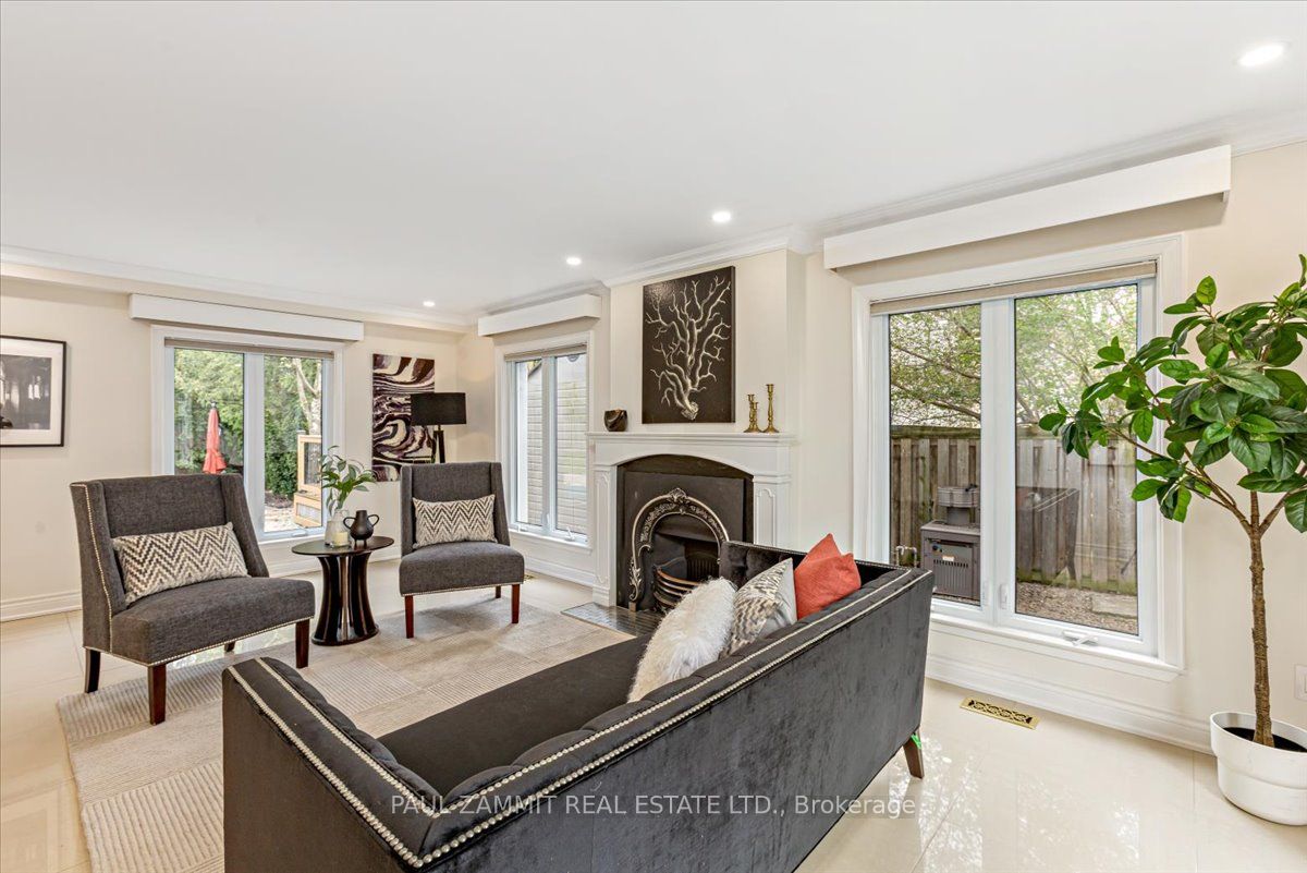 15 Laureleaf Rd
