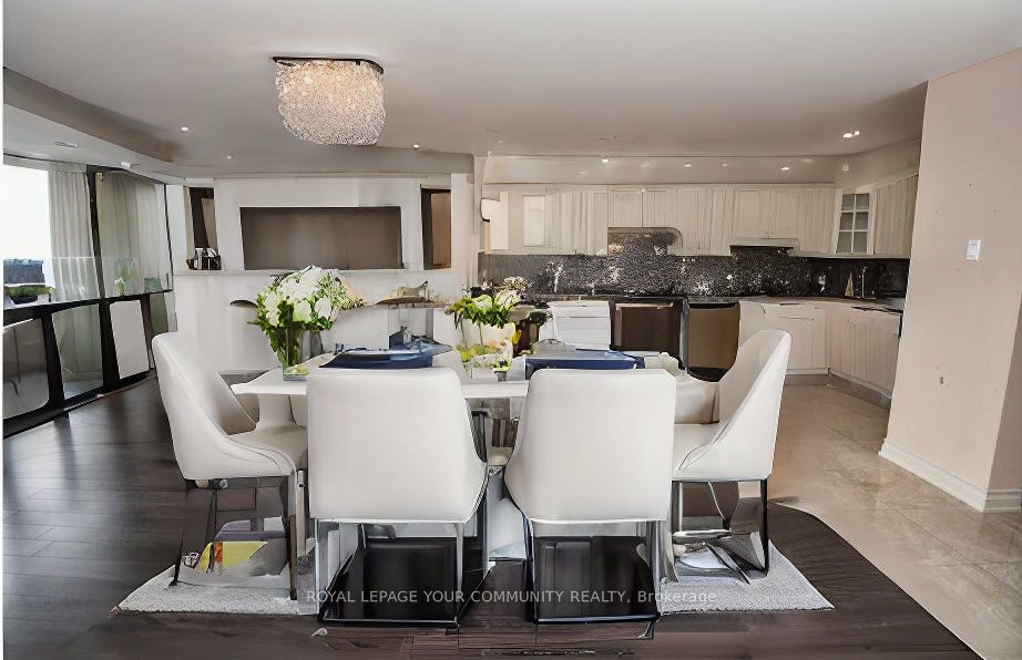 8111 Yonge St, #1501